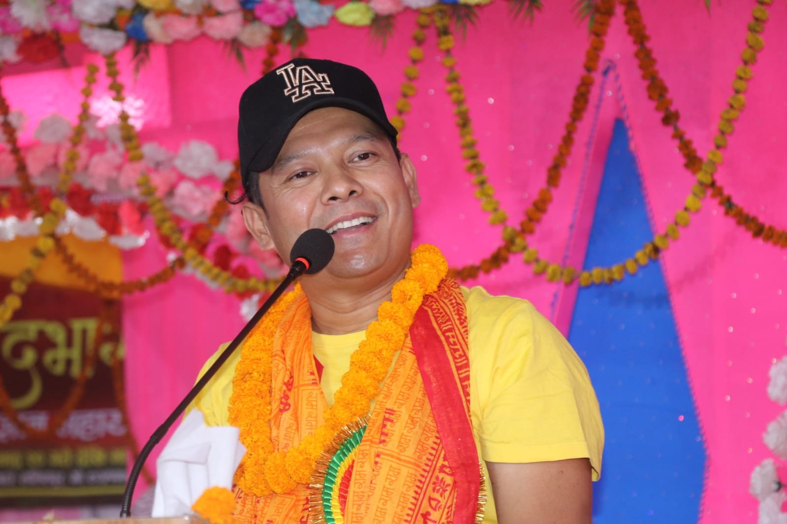 गायक बद्रि पंगेनीसंगै रमाए महायज्ञका भक्तजनहरु